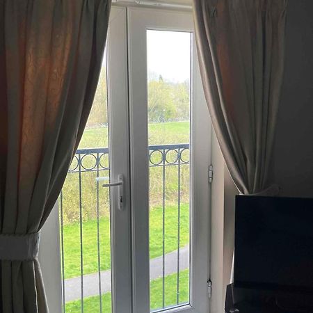 Peaceful 3 Bedroom Flat With A View Near Hospitals-Free Parking Ньюкасл-андер-Лайм Экстерьер фото